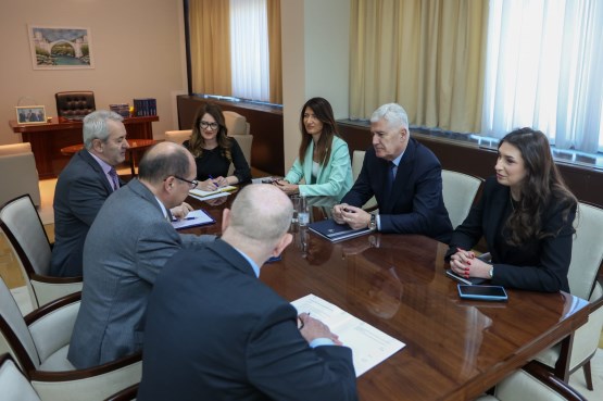 Zamjenik predsjevajućeg Doma naroda dr. Dragan Čović i poslanica u Predstavničkom domu PSBiH Darijana Filipović održali sastanak s visokim predstavnikom u BiH